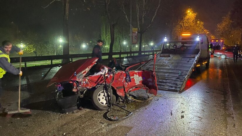 Bursa’da yaşanan kazada araba ikiye bölündü: 1 ölü