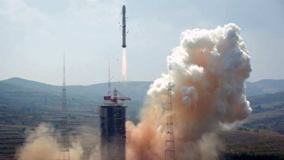Çin, 'Şiyan-21' uydusunu fırlattı #1