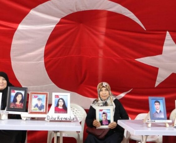 Diyarbakır’da evlat nöbeti 1202 gündür kararlılıkla devam ediyor