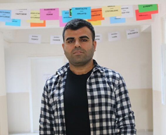 Diyarbakır’da hoca, mektebin holünü ‘Türkçe Caddeyi’na dönüştürdü