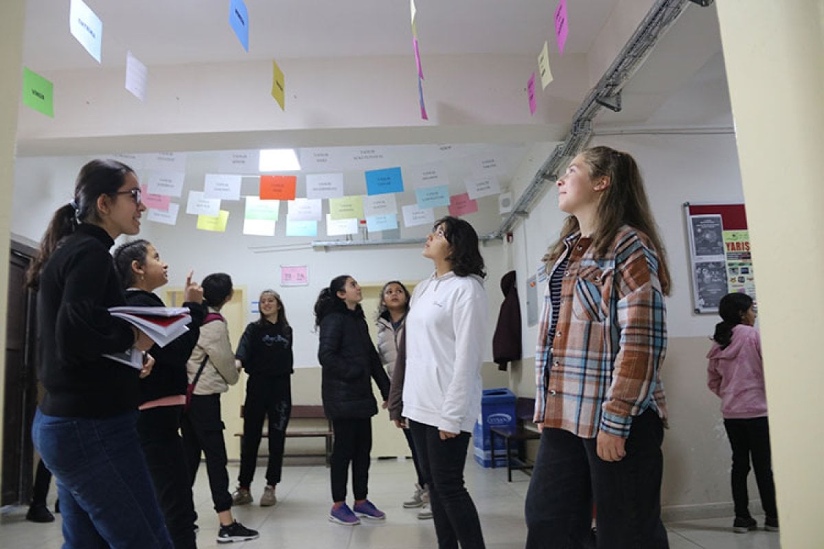 Diyarbakır da öğretmen, okulun koridorunu Türkçe Sokağı na dönüştürdü #3