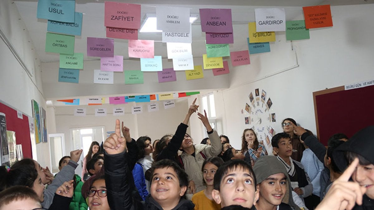 Diyarbakır da öğretmen, okulun koridorunu Türkçe Sokağı na dönüştürdü #4