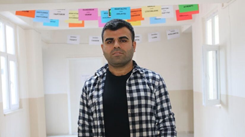 Diyarbakır’da hoca, mektebin holünü ‘Türkçe Caddeyi’na dönüştürdü