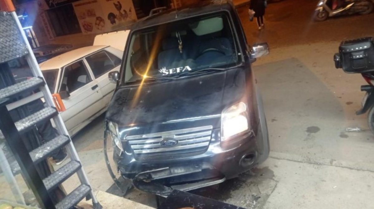 Elazığ da bir sürücü 2 araç ve tezgahtara çarparak olay yerinden kaçtı #2