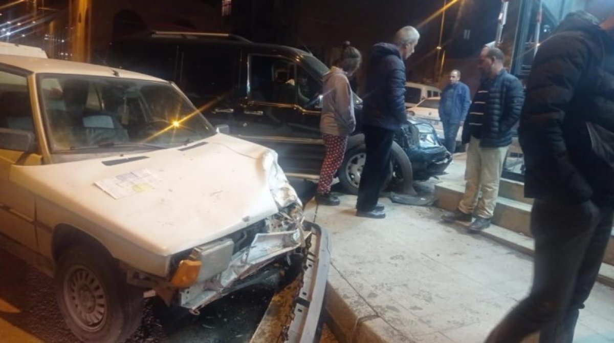 Elazığ da bir sürücü 2 araç ve tezgahtara çarparak olay yerinden kaçtı #3