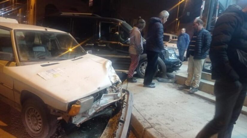 Elazığ’da bir sürücü 2 araç ve tezgahtara çarparak vaka yerinden kaçtı