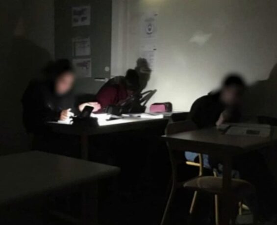 Fransa’da talebeler elektriksiz sınıflarda eğitim görüyor