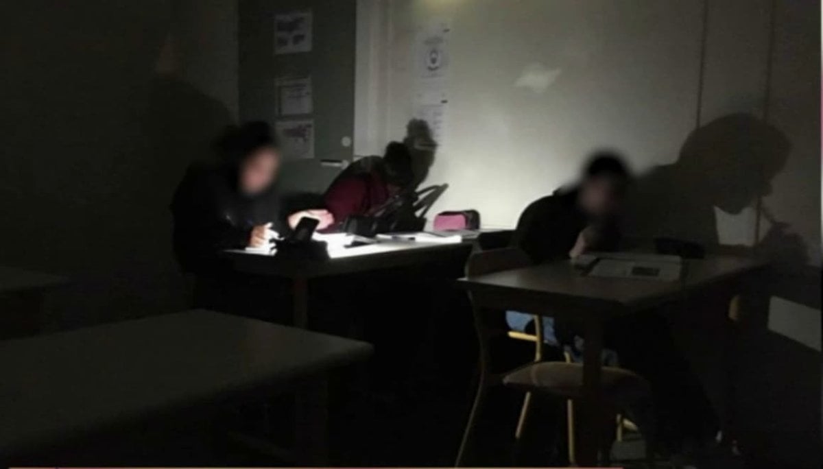 Fransa da öğrenciler elektriksiz sınıflarda eğitim görüyor #1