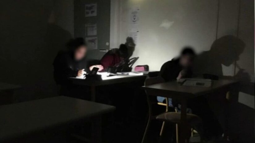 Fransa’da talebeler elektriksiz sınıflarda eğitim görüyor