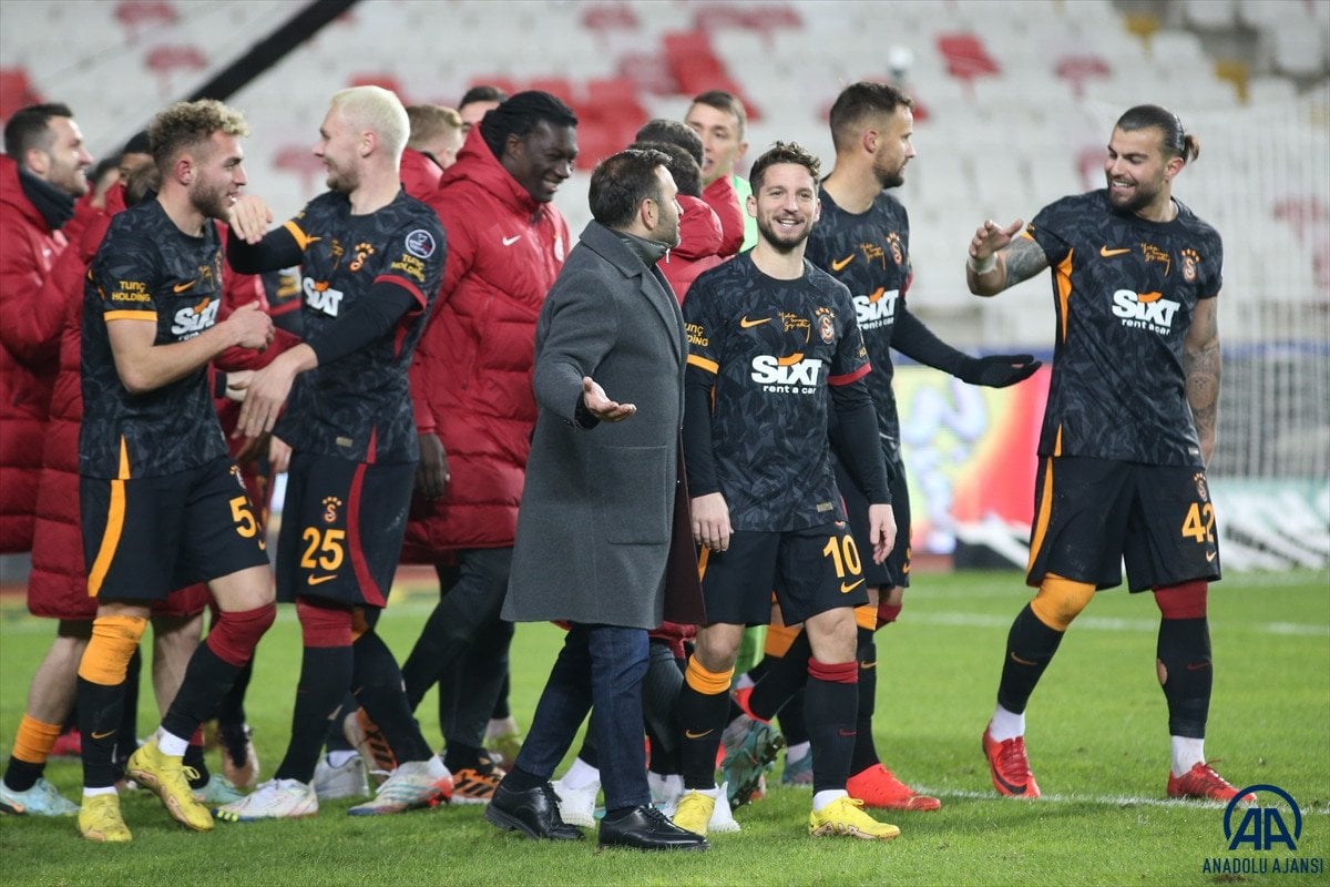 Galatasaray yönetiminden futbolculara prim sürprizi #1