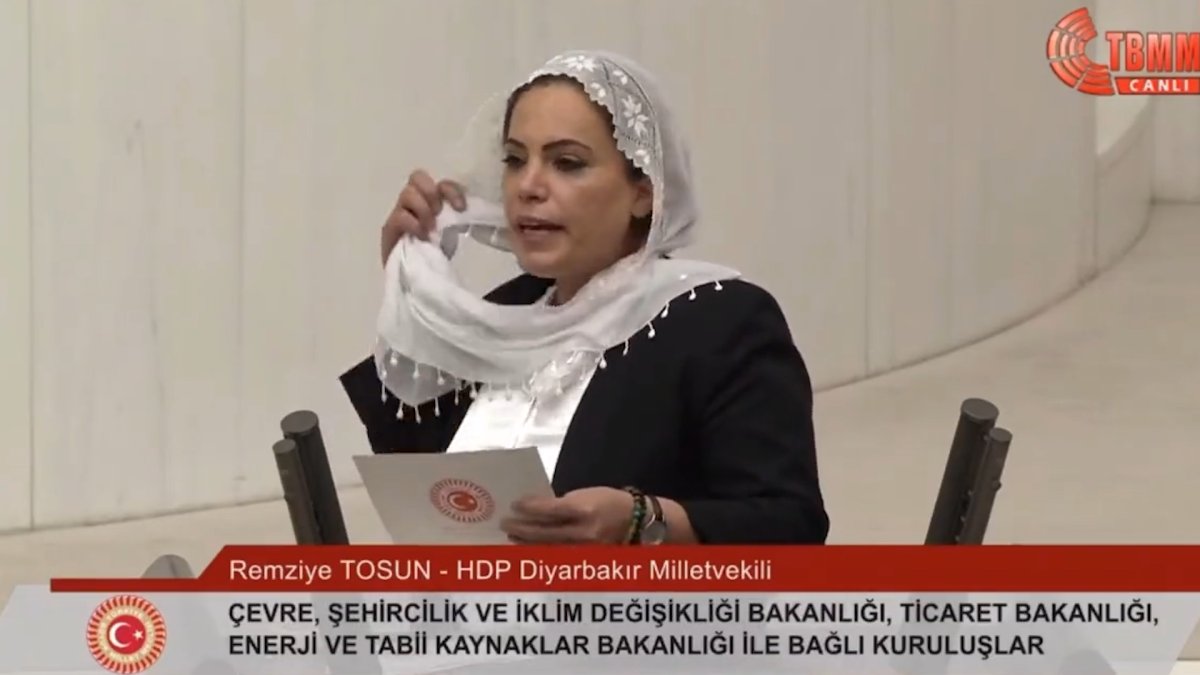 HDP li Remziye Tosun başındaki tülbendi yere fırlattı #1
