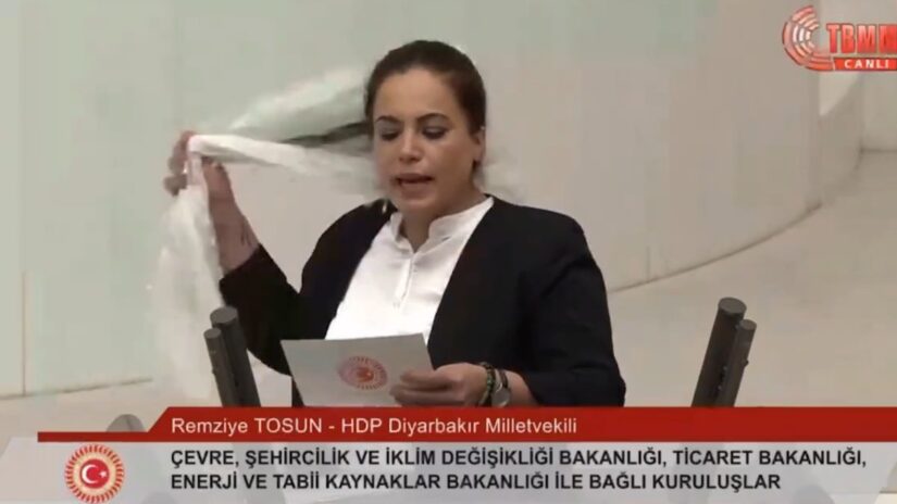 HDP’li Remziye Tosun başındaki tülbendi yere fırlattı