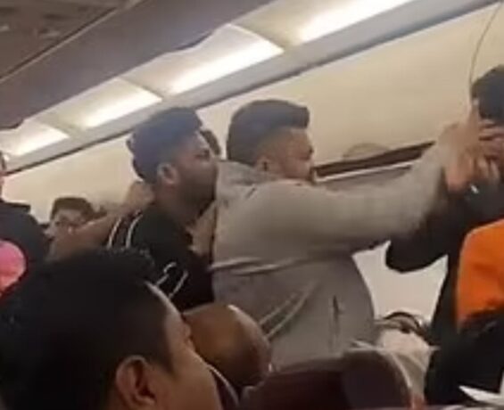 Hindistan uçağında kavga çıktı
