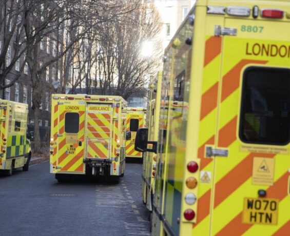 İngiltere’de hemşireler ve ambulans çalışanları greve gitti