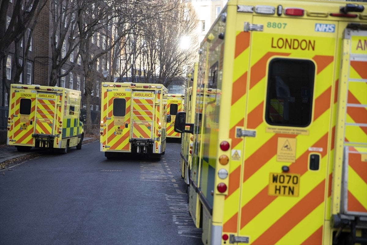 İngiltere de hemşireler ve ambulans çalışanları greve gitti #1
