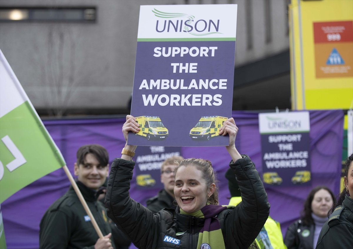 İngiltere de hemşireler ve ambulans çalışanları greve gitti #3