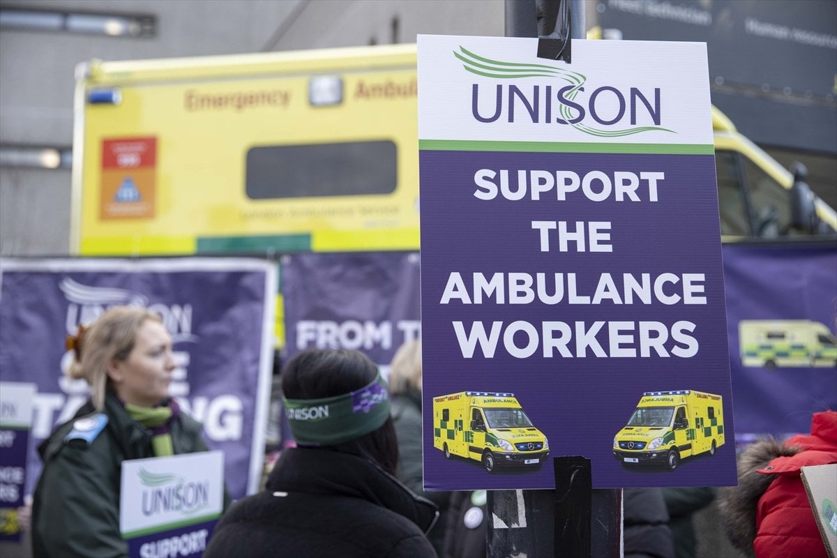 İngiltere de hemşireler ve ambulans çalışanları greve gitti #4