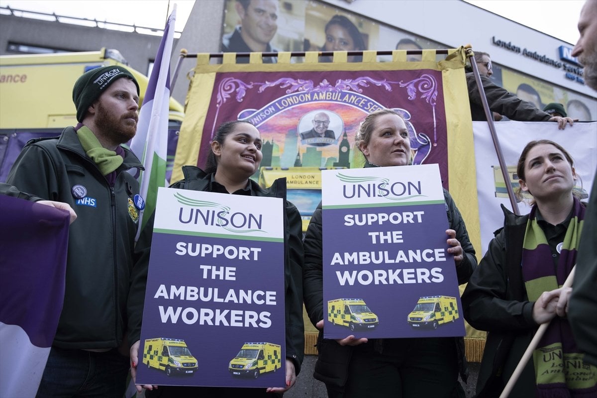 İngiltere de hemşireler ve ambulans çalışanları greve gitti #5
