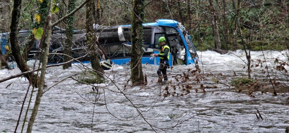 İspanya da yolcu otobüsü nehre düştü #2