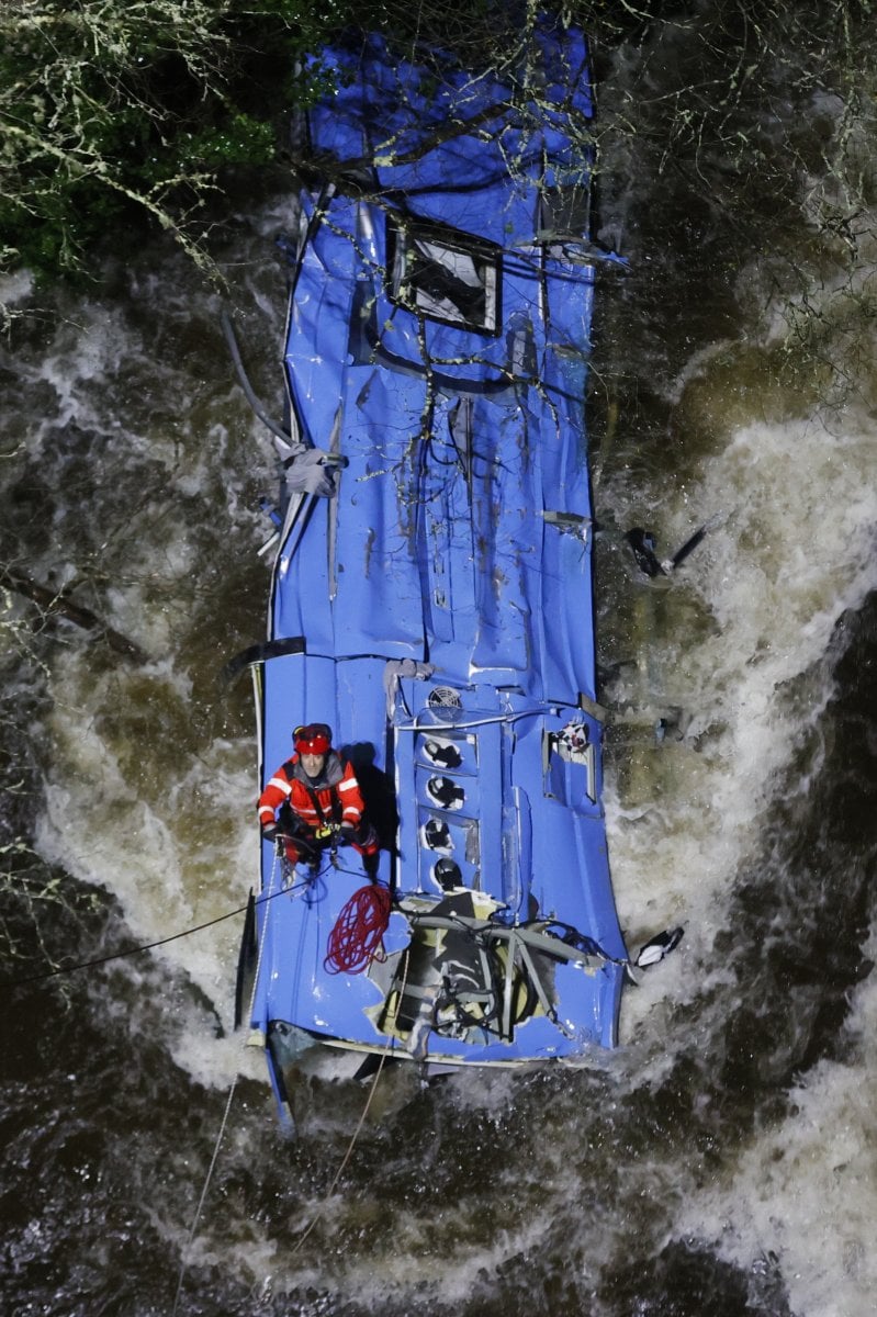 İspanya da yolcu otobüsü nehre düştü #4