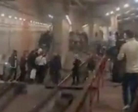 İstanbul’da metroda elektrik kesildi: Yolcular raylarda yürüdü