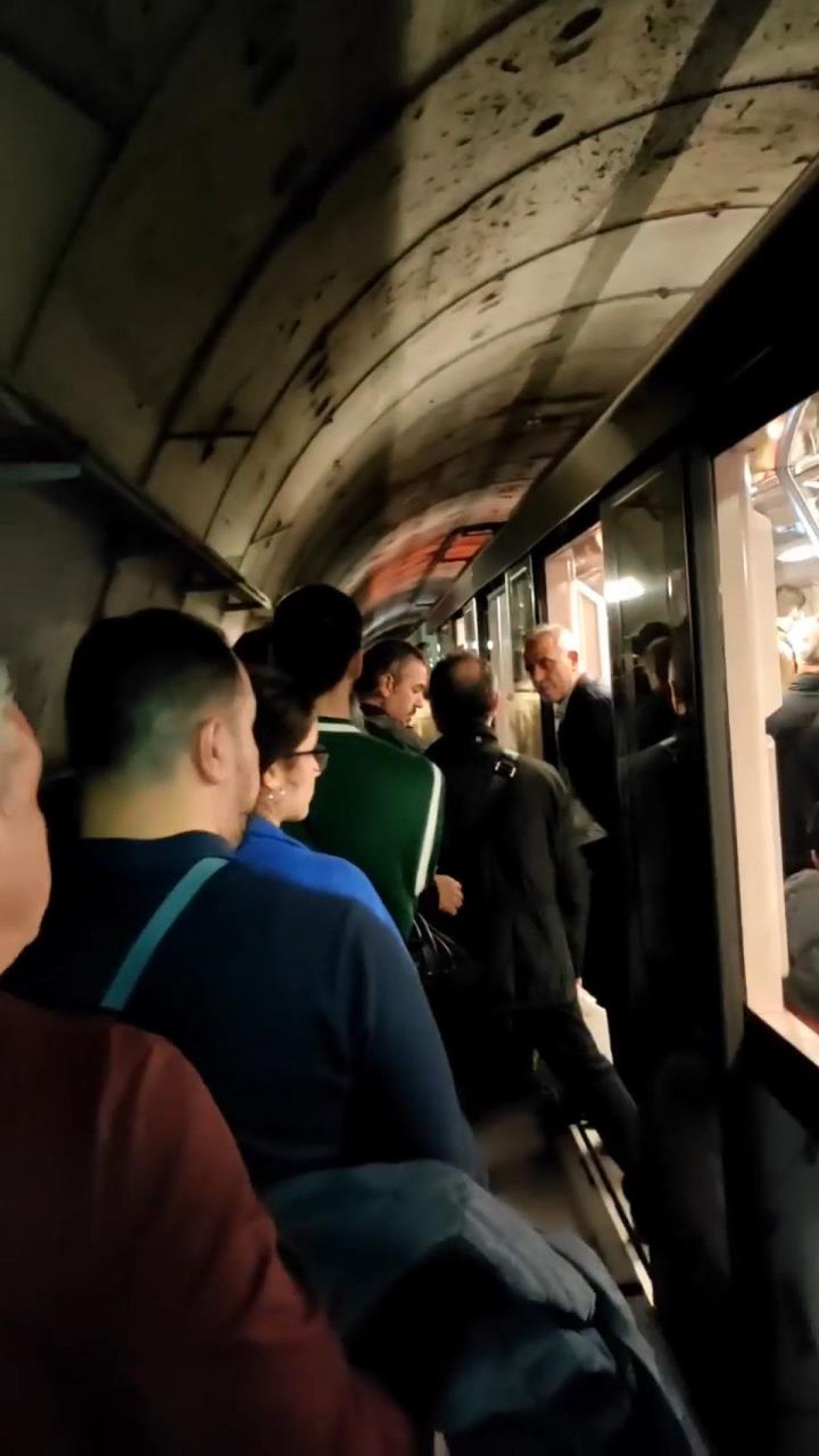İstanbul da metroda elektrik kesildi: Yolcular raylarda yürüdü #1