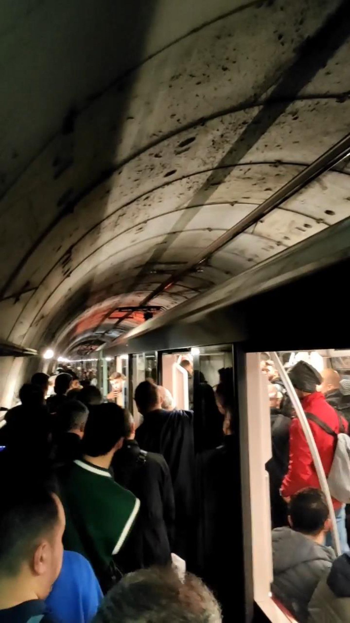 İstanbul da metroda elektrik kesildi: Yolcular raylarda yürüdü #2