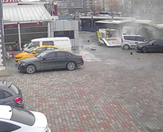 İstanbul’daki tramvay kazası: Kulübe üzerine devrildi