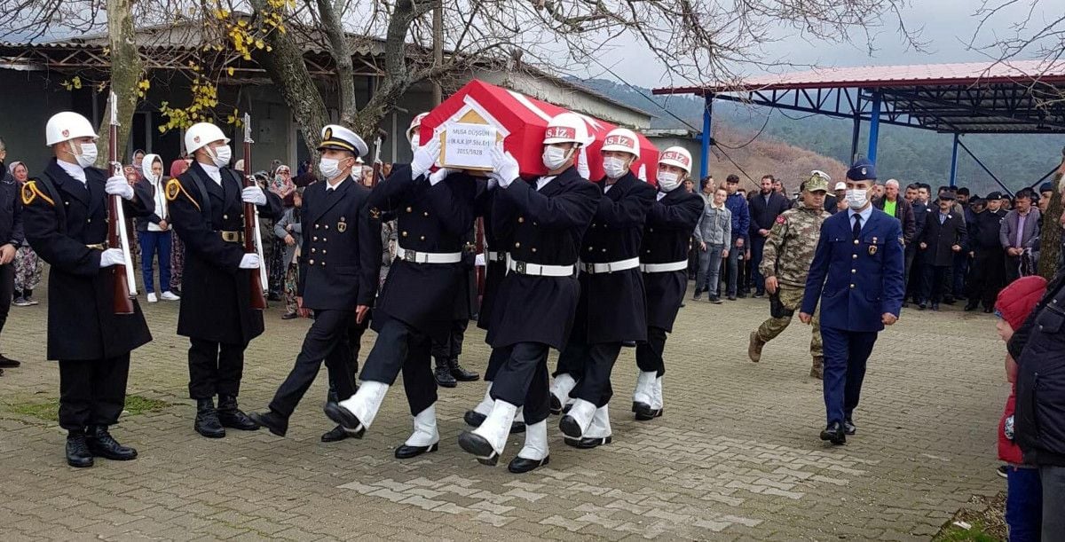 İzindeyken kazada ölen uzman er için Çanakkale de askeri tören #1