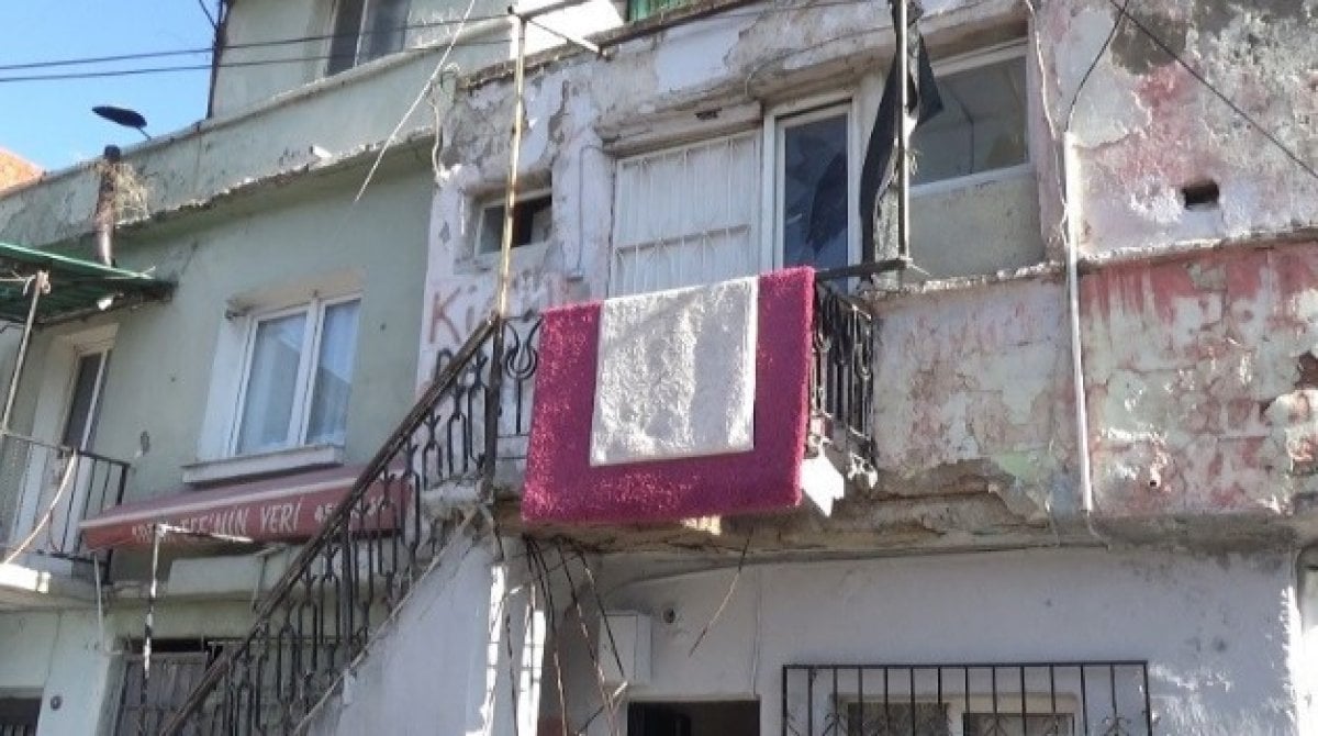 İzmir de bir evin balkonu çöktü: 1 yaralı #1