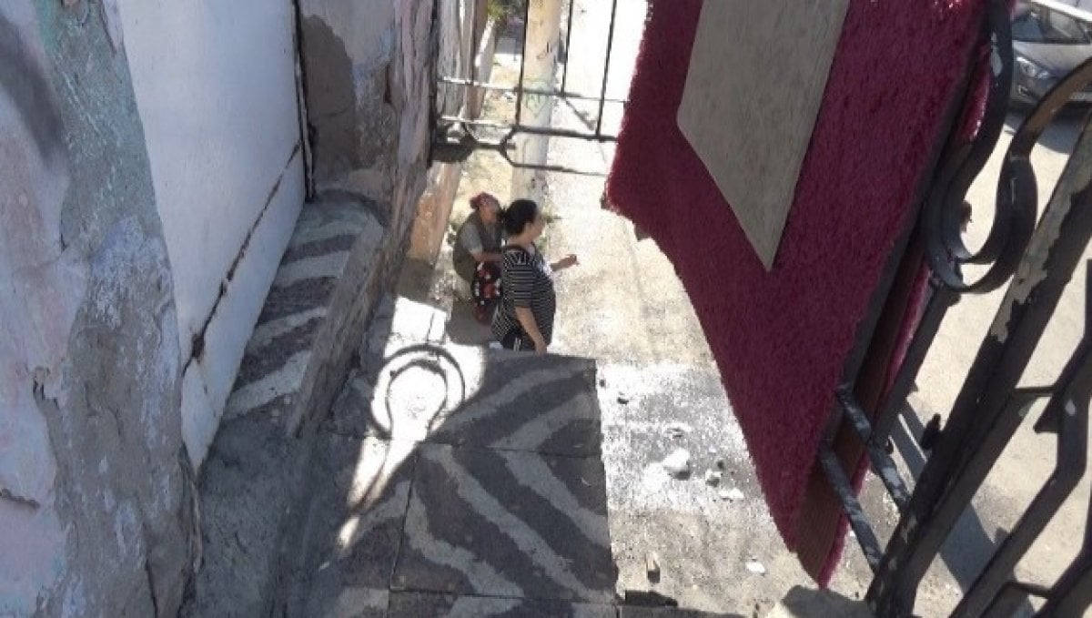 İzmir de bir evin balkonu çöktü: 1 yaralı #2