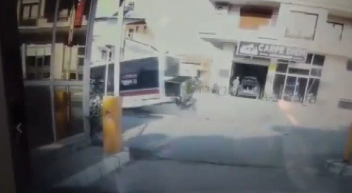 İzmir de yokuş aşağı giden otobüsü eliyle durdurmaya çalışan sürücü kamerada #2