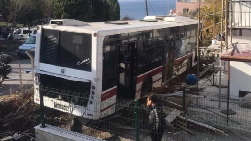 İzmir’de yokuş alt giden otobüsü eliyle durdurmaya çalışan sürücü kamerada