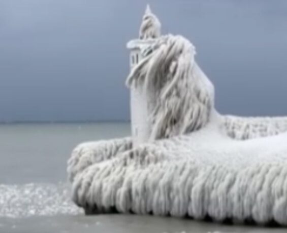 Kanada’daki iskele buz yakaladı