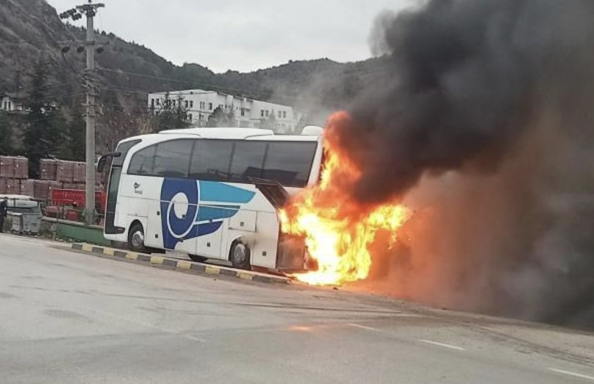 Karabük’te seyir halindeki yolcu otobüsünde yangın #1