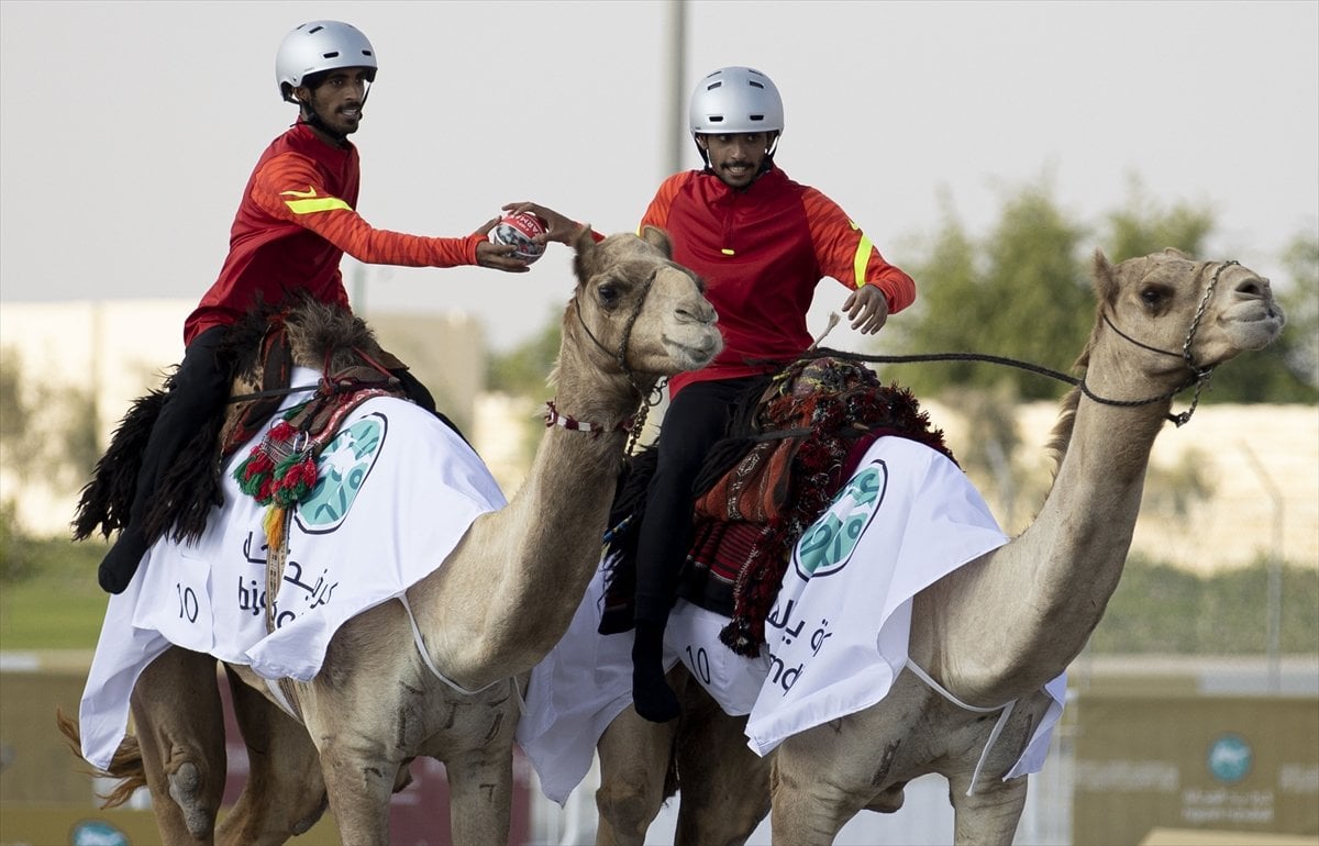 Katar da develer üzerinde hentbol maçı oynandı #2