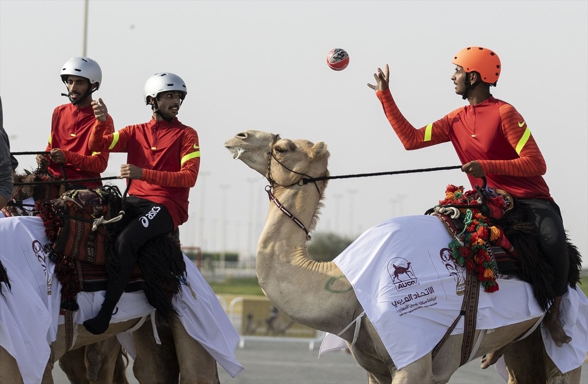 Katar da develer üzerinde hentbol maçı oynandı #3