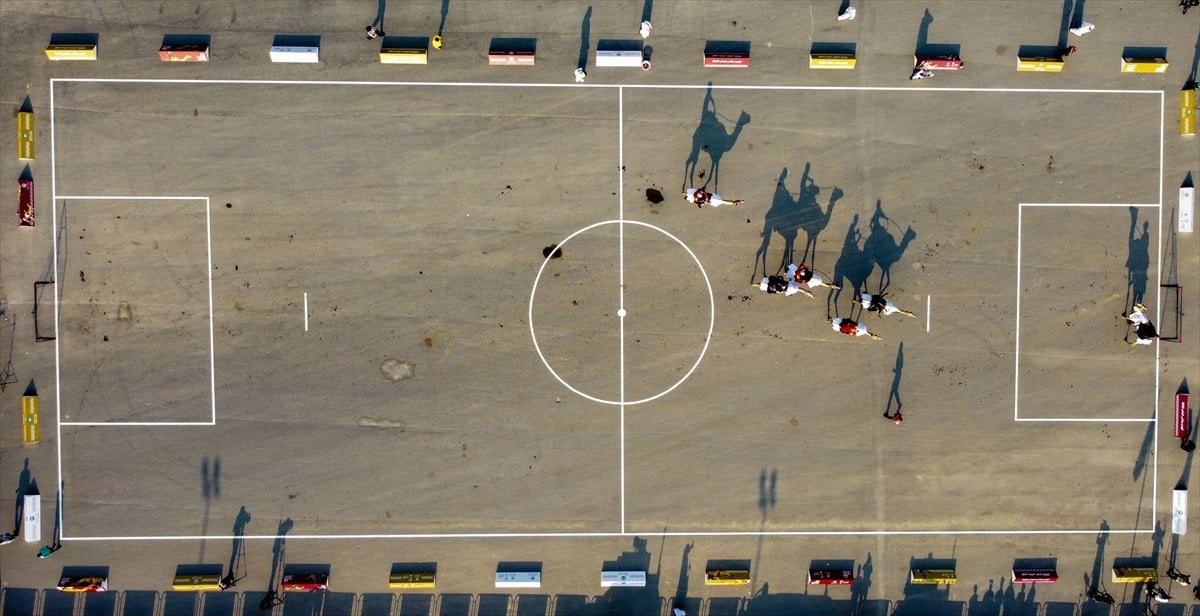 Katar da develer üzerinde hentbol maçı oynandı #10