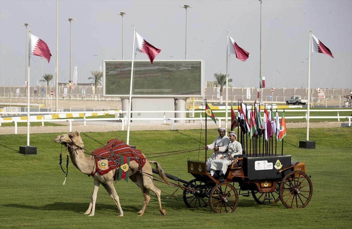 Katar da develer üzerinde hentbol maçı oynandı #13