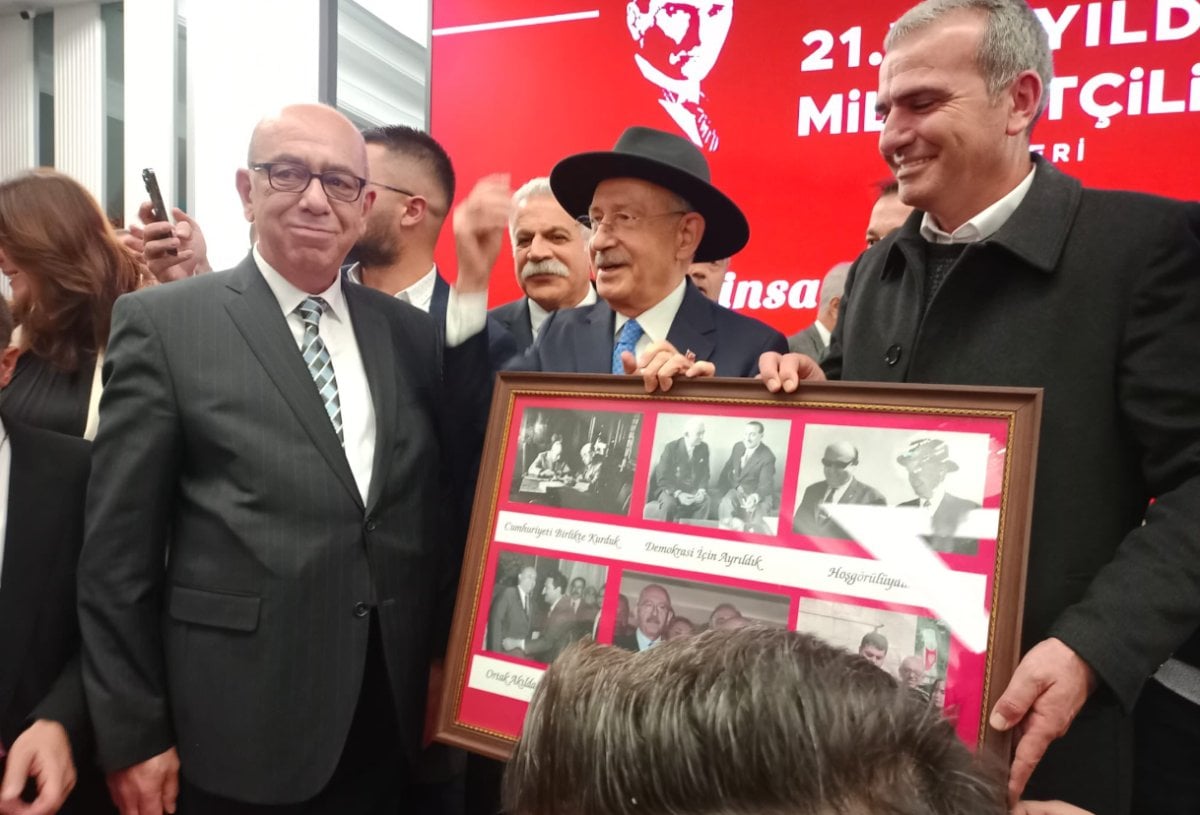 Kemal Kılıçdaroğlu na Süleyman Demirel’in şapkası hediye edildi #2