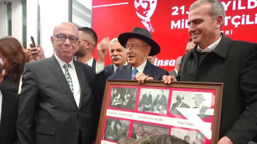 Kemal Kılıçdaroğlu’na Süleyman Demirel’in şapkası hediye edildi