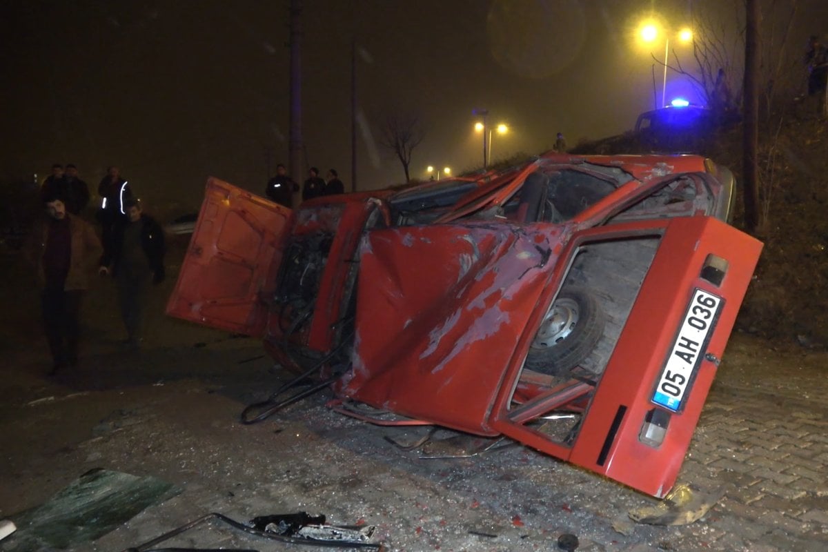 Kırıkkale de otomobil alt sokaktaki aracın üstüne düştü: 1 ağır yaralı #1