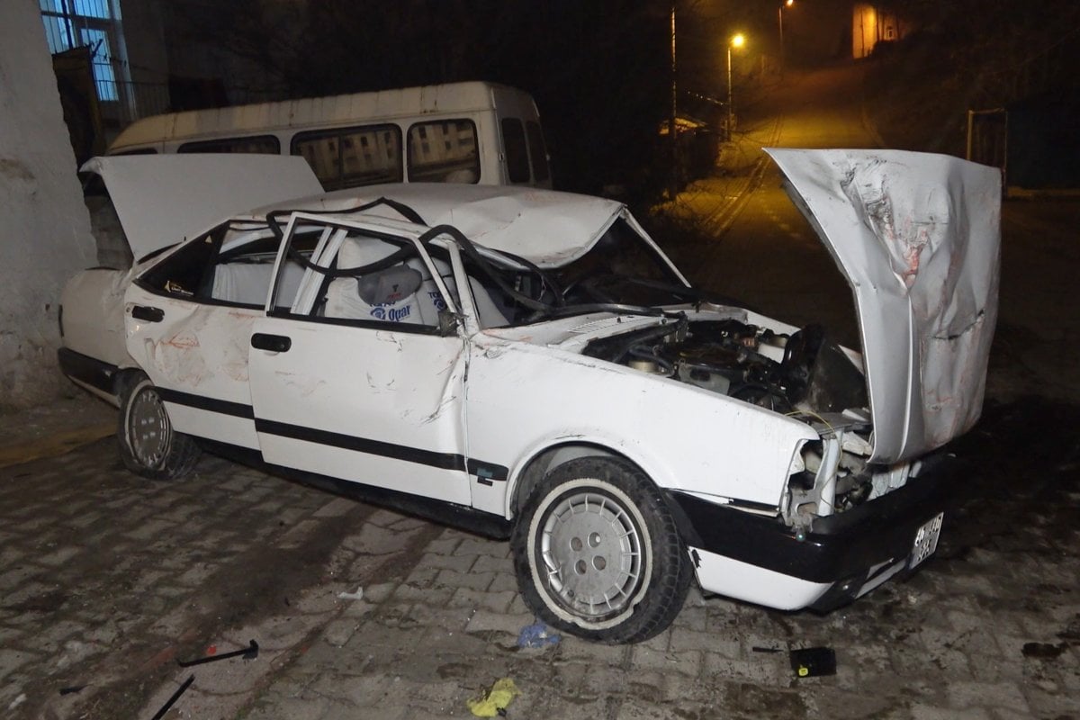Kırıkkale de otomobil alt sokaktaki aracın üstüne düştü: 1 ağır yaralı #2