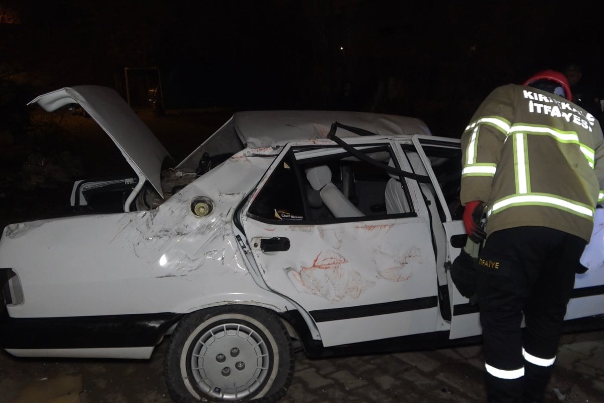 Kırıkkale de otomobil alt sokaktaki aracın üstüne düştü: 1 ağır yaralı #3