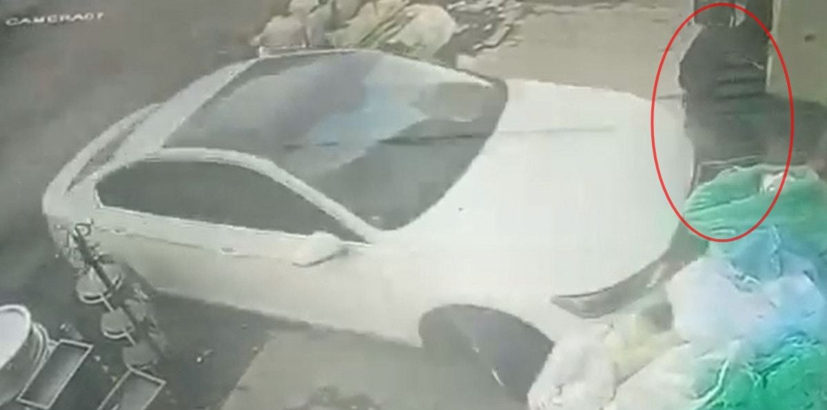 Mardin de aracın dükkana ve çalışanına çarptığı kaza #1