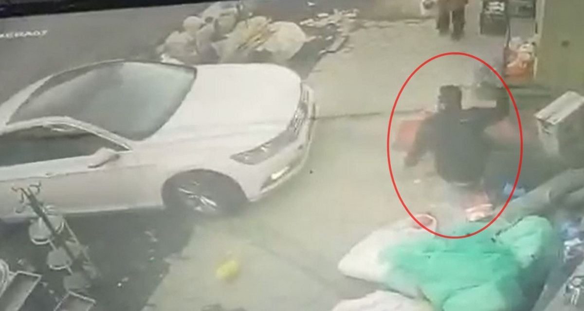 Mardin de aracın dükkana ve çalışanına çarptığı kaza #4