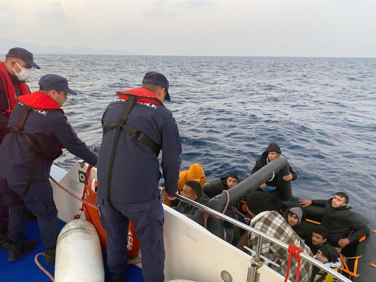 Muğla da Yunan ın ittiği göçmenleri Sahil Güvenlik kurtardı #1