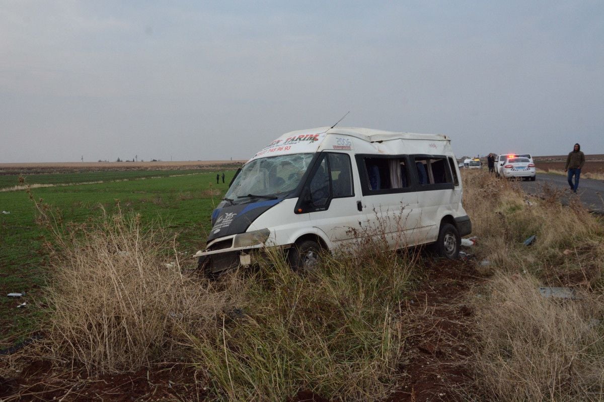Şanlıurfa da işçileri taşıyan minibüs devrildi: 23 yaralı #1