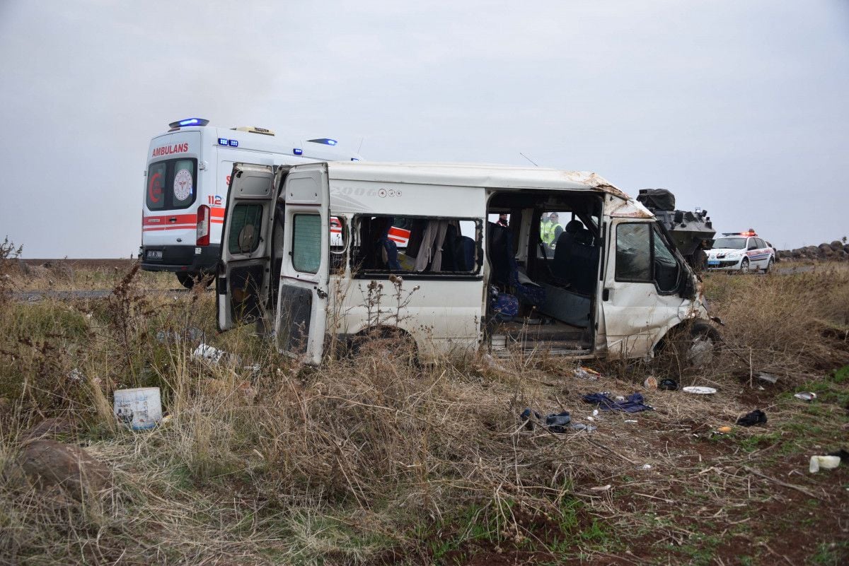 Şanlıurfa da işçileri taşıyan minibüs devrildi: 23 yaralı #4