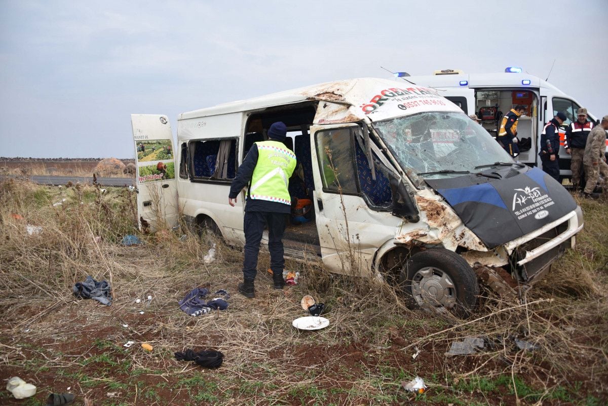 Şanlıurfa da işçileri taşıyan minibüs devrildi: 23 yaralı #5